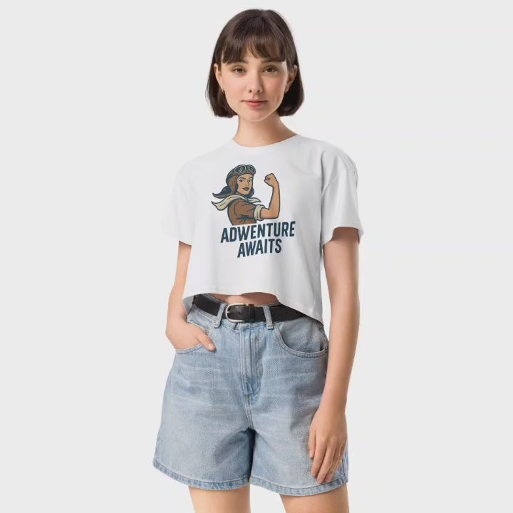 Crop Top de Aventura para Mujer - Camiseta Corta Retro "Adventure Awaits"