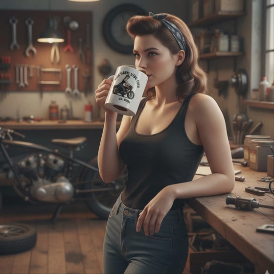 Taza de Cerámica Motera Vintage - Regalo para Mujer Pin Up "Ride Hard Live Free"